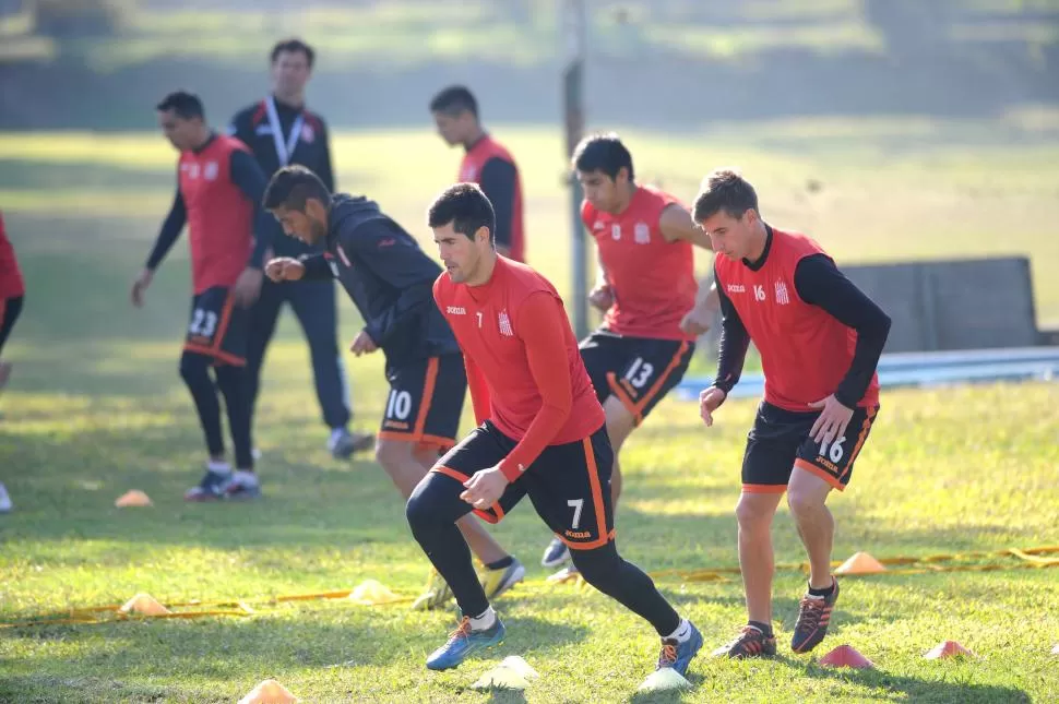 UNO DEBERÁ ESPERAR, EL OTRO JUGARÁ. Marcelo Castellano (7) está suspendido, mientras que Braian Resch (16) ingresará en lugar de Serrano en la defensa. la gaceta / foto de hector peralta