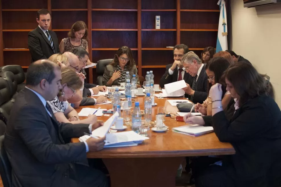 EN PLENA SESIÓN. El CAM presidido por Sbdar (cabecera) trabaja en los procesos de selección de jueces. la gaceta / foto de Inés Quinteros Orio (archivo) 