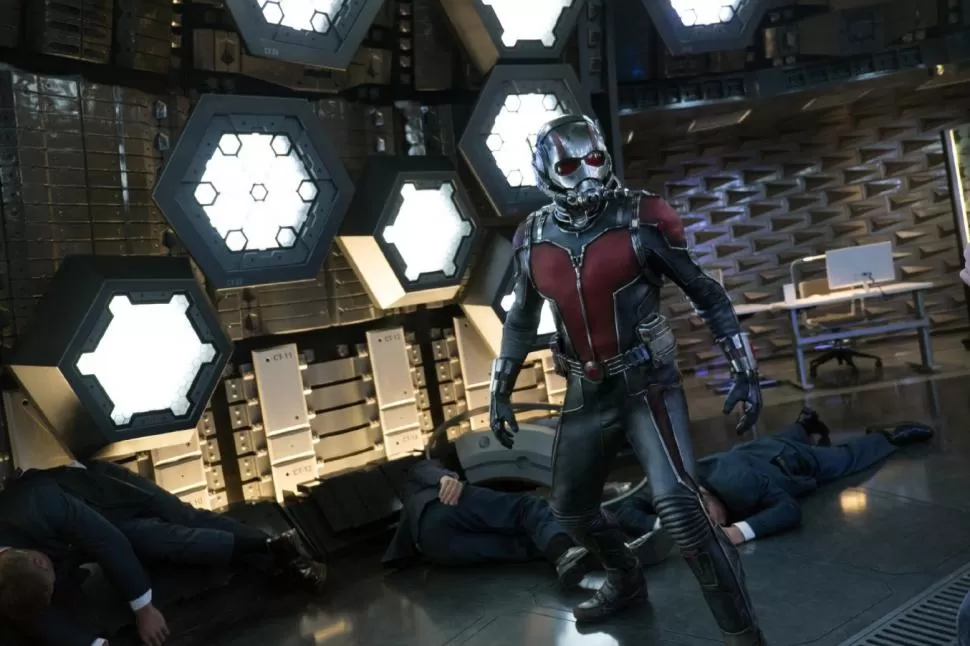 EN DOS TAMAÑOS. Ant-Man es el nuevo personaje que llega al cine. 