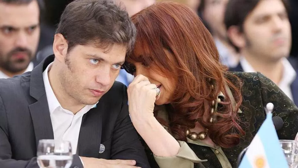 RESERVADA. Cristina, antes de hablar, junto al ministro Axel Kicillof. FOTO TOMADA DE TN.COM.AR