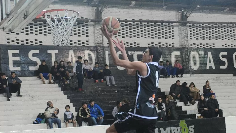 GOLEADOR DEL CEBRA. Ignacio Echevarría condujo al triunfo a Estudiantes.
FOTO DE LA GACETA/ANTONIO FERRONI