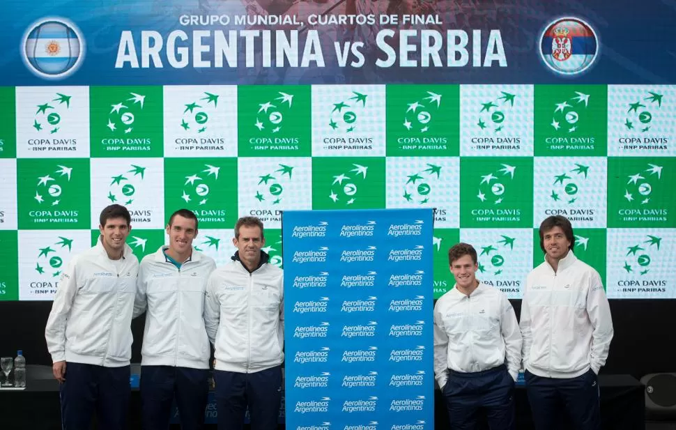 EQUIPO NACIONAL. Delbonis, Mayer, Orsanic, Schwartzman y Berlocq, en un alto del entrenamiento de ayer. Los dos primeros jugarán los singles del día inaugural.  FOTO AAT / SERGIO LLAMERA