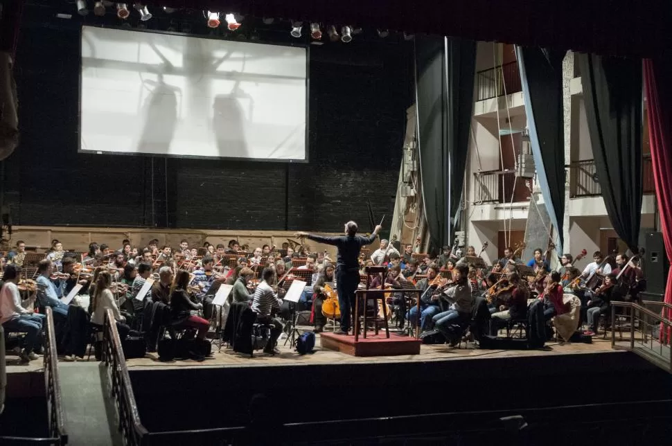 MUCHA MÚSICA. Terminan los ensayos multitudinarios; llega la hora de la verdad para la orquesta que dirige Gustavo Guersman.  la gaceta / foto de florencia zurita