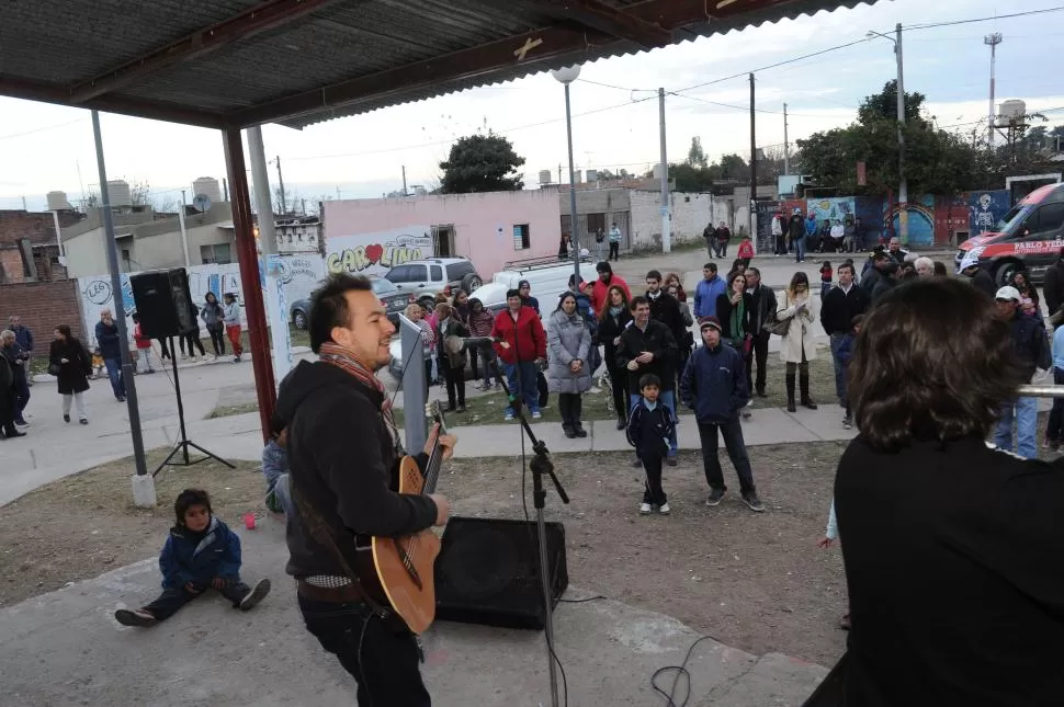 CALIDEZ. El músico y su banda posaron junto con los jóvenes sifoneros. LA GACETA / FOTO DE HÉCTOR PERALTA