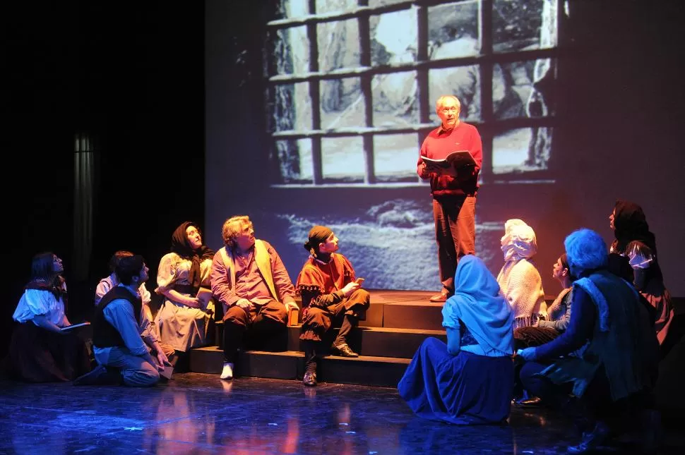 ENSAYO GENERAL. Actores caracterizados, luces, colores y los últimos detalles en el escenario, con el protagonista y director en plena tarea.  la gaceta / foto de Antonio Ferroni