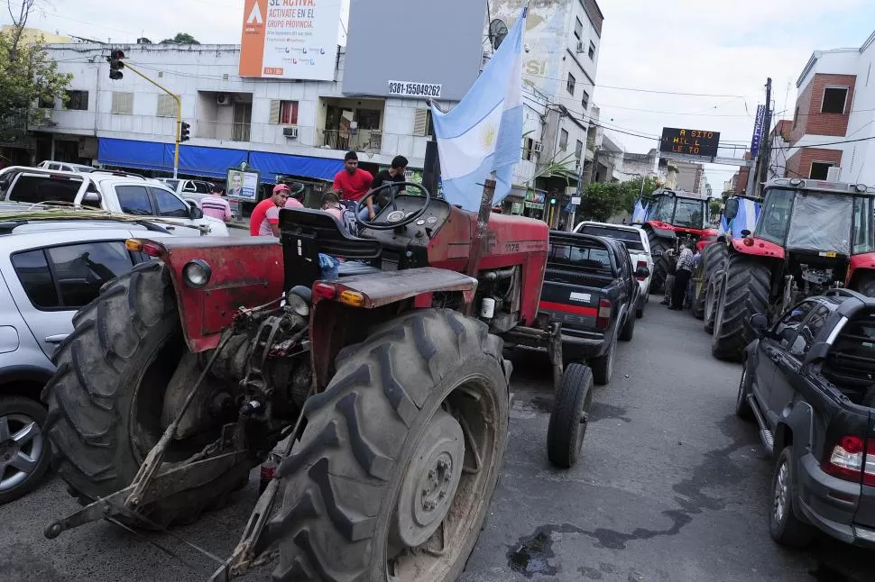 MAQUINARIAS EN LA CALLE. Los productores cañeros realizaron en abril una de las movilizaciones del sector ante la crisis azucarera local. la gaceta / foto de analía jaramillo (archivo)