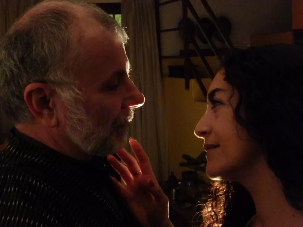 EN EL ESCENARIO. Caram y Córdoba, en una escena de la obra. prensa “El SUEÑO Y LA VIGILIA”