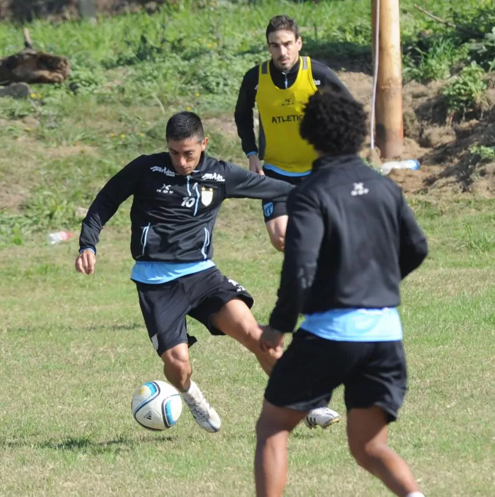  SLALOM. Acosta, domina el balón, mientras Miguel Julio, de espaldas a la imagen, espera la descarga del balón. la gaceta / foto de hector peralta