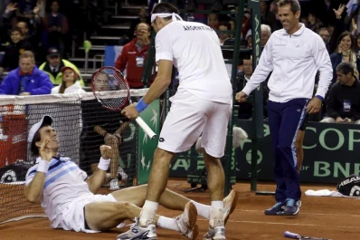 Argentina aplastó a Serbia en dobles y avanzó a semis