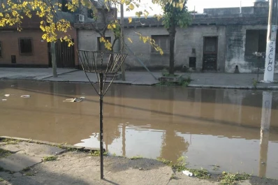 La rotura de un caño inunda la esquina de San Luis y La Plata