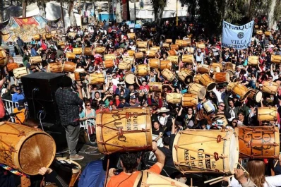 Con la tradicional marcha de los bombos, Santiago del Estero celebró su 462 aniversario