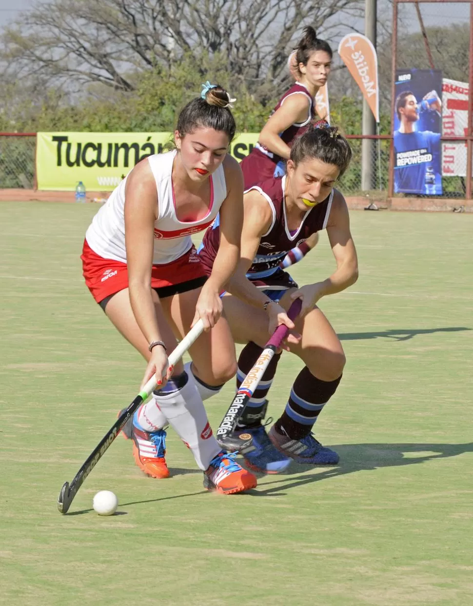 MARCA A PRESIÓN. Pía Rocchia (derecha), trata de quitarle la bocha a una rival.  la gaceta / foto de florencia zurita