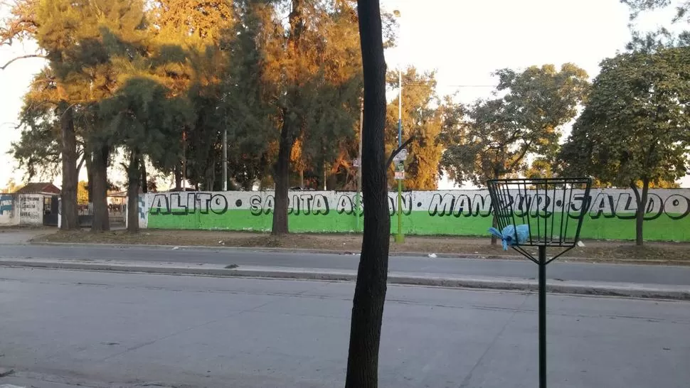 NADA DE AZUL. El verde fluorescente se apoderó de las paredes de la Caballería de la Policía. 