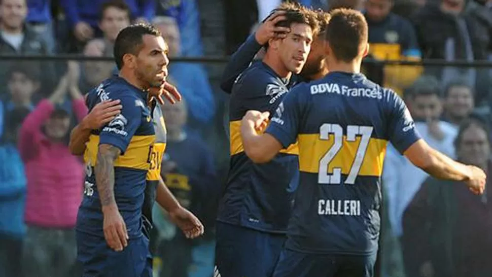 FESTEJO FINAL. Tevez, Pérez, Calleri celebraron el triunfo Xeneize. (@BOCAJRSOFICIAL)