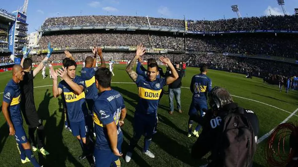 ESTÁ DE VUELTA. Tevez en La Bombonera. (@BOCAJRSOFICIAL)