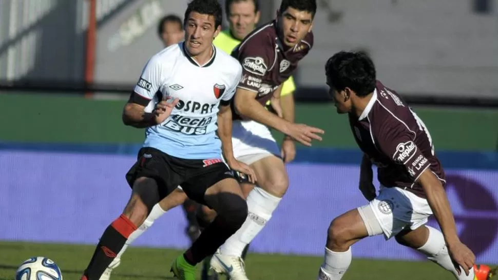 EN LA LUCHA. Colón y Lanús buscarán los tres puntos. (ARCHIVO)