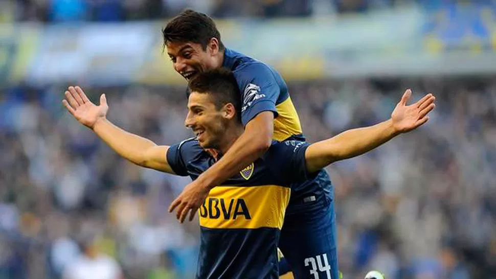 GOLEADORES. Palacios festeja la perlita de Calleri, de rabona. (@BOCAJRSOFICIAL)