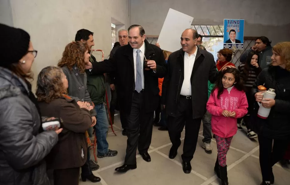 DE CAMPAÑA. Alperovich y Manzur visitaron ayer las obras de refacción de la biblioteca Urquiza, en Villa Urquiza.  prensa y difusión