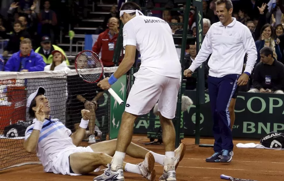 PURA FELICIDAD. Mayer y Berlocq tuvieron un partido soñado y le regalaron a la Argentina el tercer punto de la serie. DYN