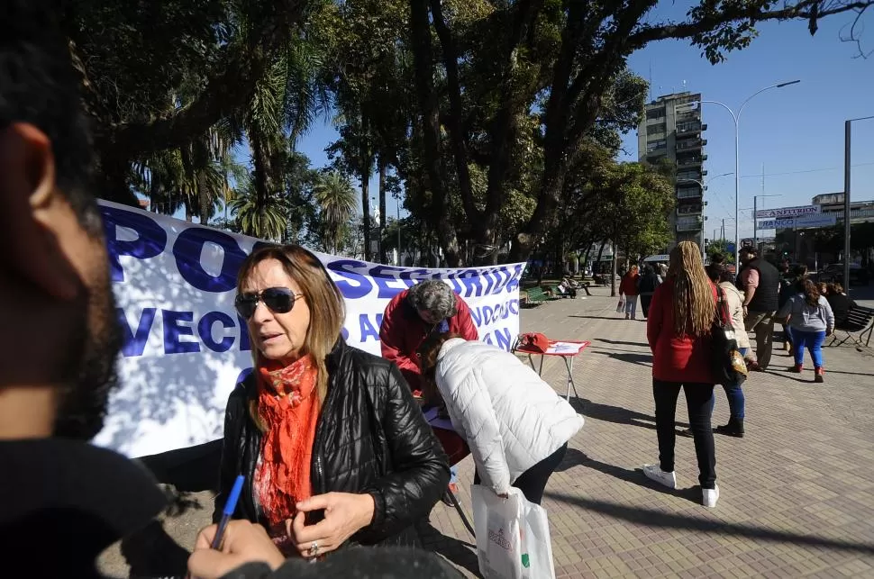 INICIATIVA POPULAR. La comerciante Cristina Fernández detalla el robo del que fue víctima. Detrás suyo, una vecina suma sus datos en el petitorio. LA GACETA / FOTO DE OSVALDO RIPOLL