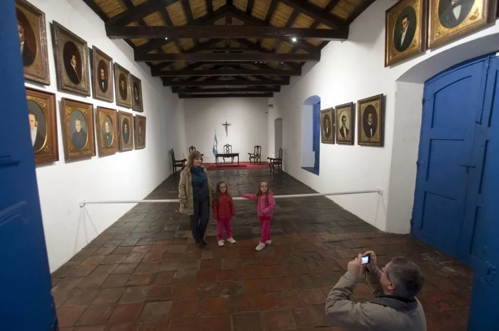 SALA DE LA JURA. Los retratos de los 29 congresales que antes se distribuían a lo largo del salón, ahora solo ocupan la primera parte en dos hileras.