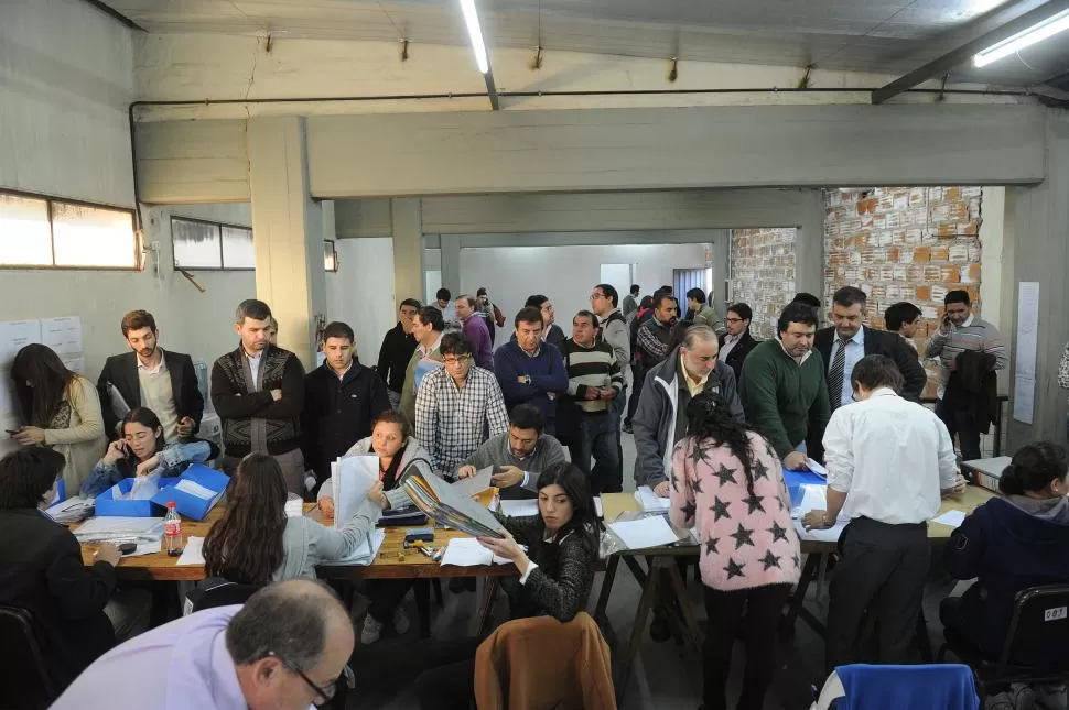 EN “SALA DE ESPERA”.  Oficialistas y opositores abarrotaron ayer la Junta Electoral para anotar los acoples y las listas de candidatos para el 23 de agosto. la gaceta / foto de héctor peralta