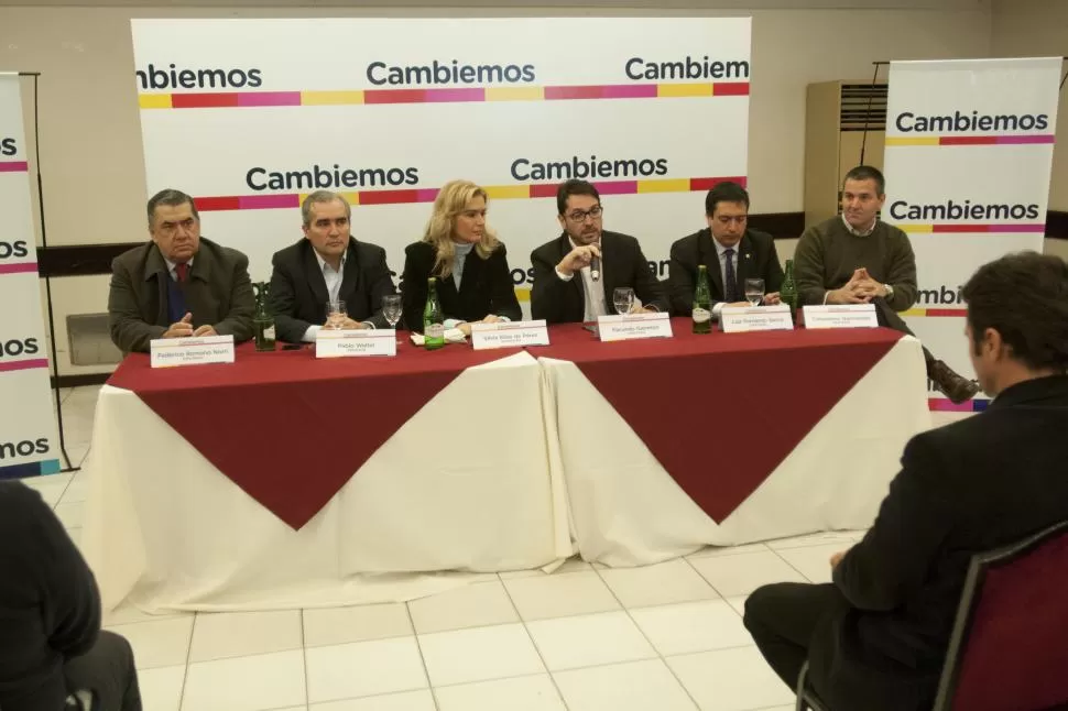 ALIANZA. Romano Norri, Walter, Elías de Pérez, Garretón, Sacca y Colombres Garmendia (de izq. a derecha). la gaceta / foto de Inés Quinteros Orio