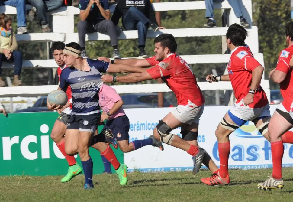 CABEZA A CABEZA. Uni y Los Tarcos quieren terminar en la cima de la fase 1. la ghaceta / foto de héctor peralta