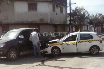 Una camioneta y un taxi protagonizaron un choque este mediodía