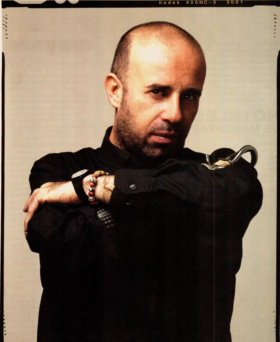 CORRESPONDENCIA. Mario Bellatin nació sin su brazo derecho. Su obra, precisamente, aborda el vacío y la falta, así como la importancia de la prótesis. REVISTACANTERA.COM