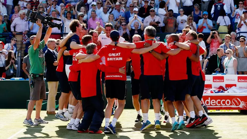 FAVORITOS. Los ingleses celebran el pase y se convierten en los favoritos para quedarse con el trofeo. REUTERS