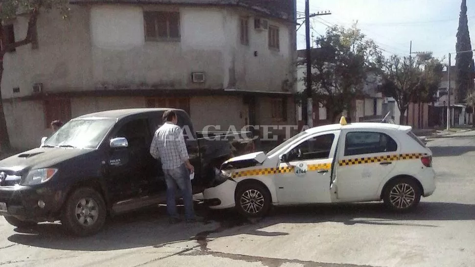 DESCUIDO. Al parecer los conductores olvidaron pisar el freno al llegar a la intersección de las dos calles. FOTO ENVIADA POR UN LECTOR