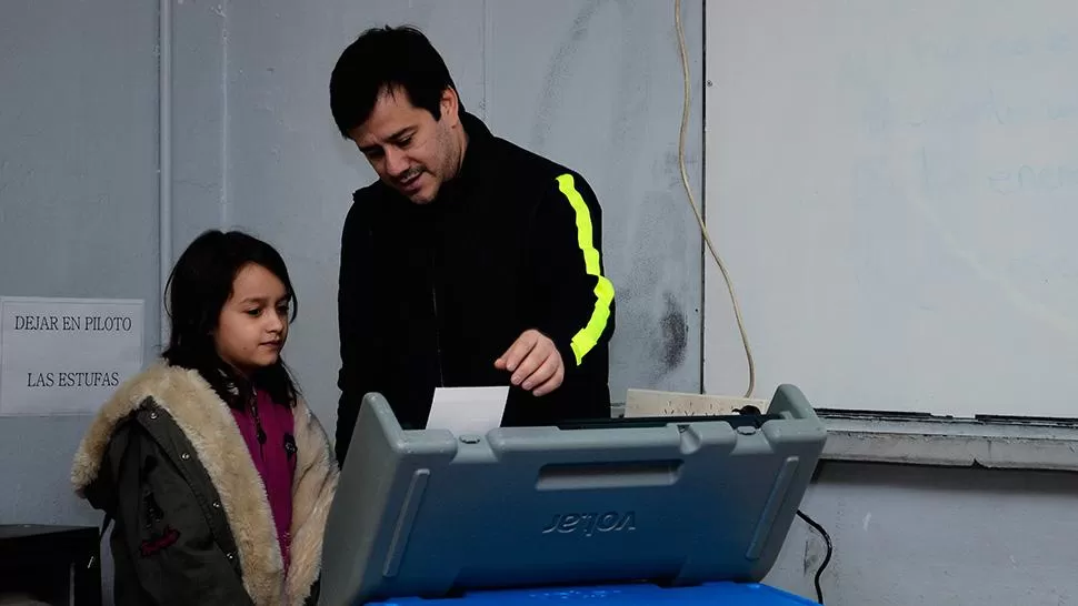 HUBO UN RÉCORD HISTÓRICO. Tras emitir su voto,Recalde aseguró que ahora más argentinos se pueden ir de vacaciones.
FOTO DE DYN