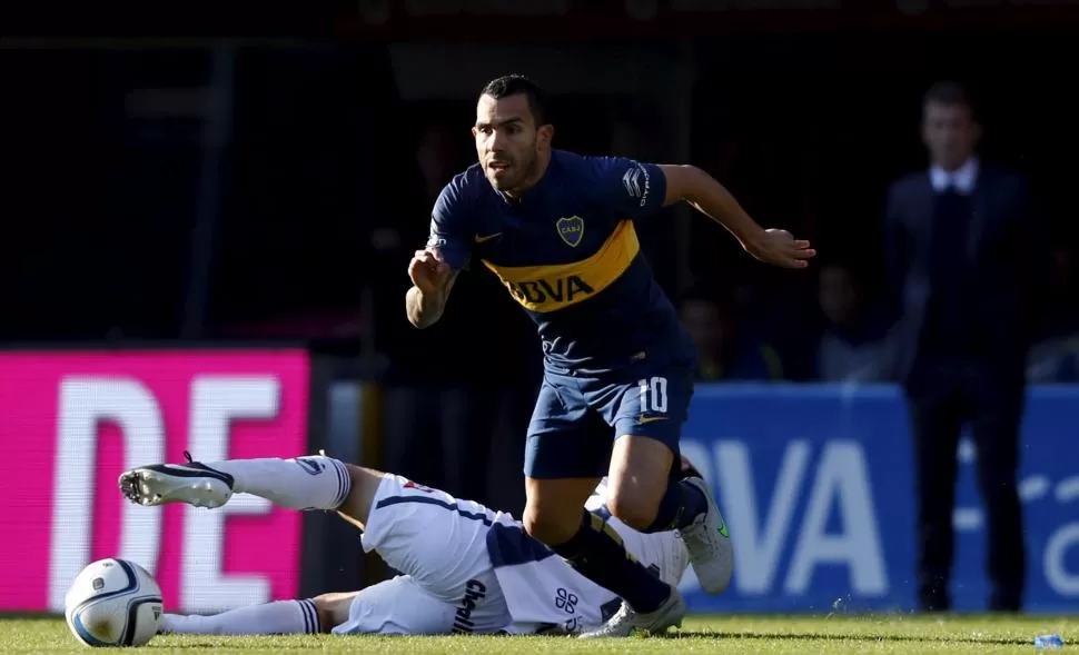 EN ACCIÓN. Tévez se saca de encima un volante de Quilmes y lo deja en el suelo. El “Apache” no tuvo un mal partido pero le faltó hacer un gol para coronar la fiesta. reuters