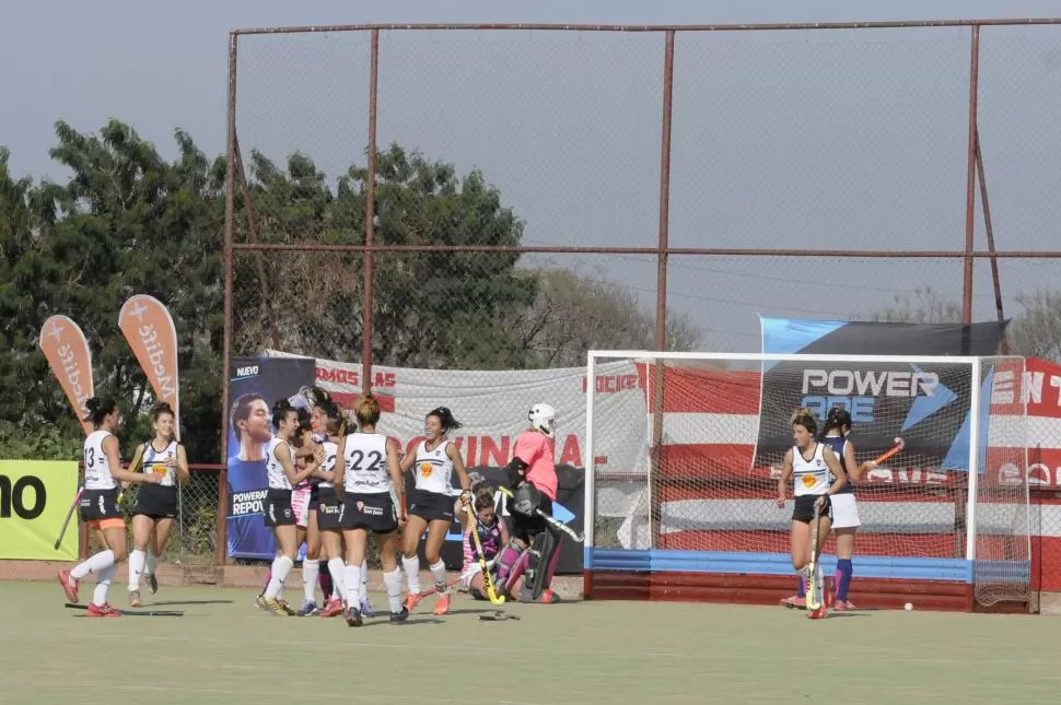 SÓLO UN PASO MÁS. La mediocampista Emilia Albornoz (de frente), recibe el abrazo de sus compañeras, luego de poner en ventaja a su equipo, a través de un córner. la gaceta / foto de florencia zurita