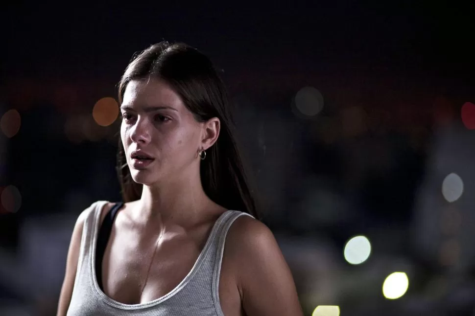 ÍCONO ADOLESCENTE. La bella Eugenia “China” Suárez interpreta un personaje sobre el que impactan los tejidos sociales de internet, la relación con el cuerpo, le endeble fe en el futuro y la “liquidez” de los lazos y de los valores. fghfshsfhfghghsghsgf