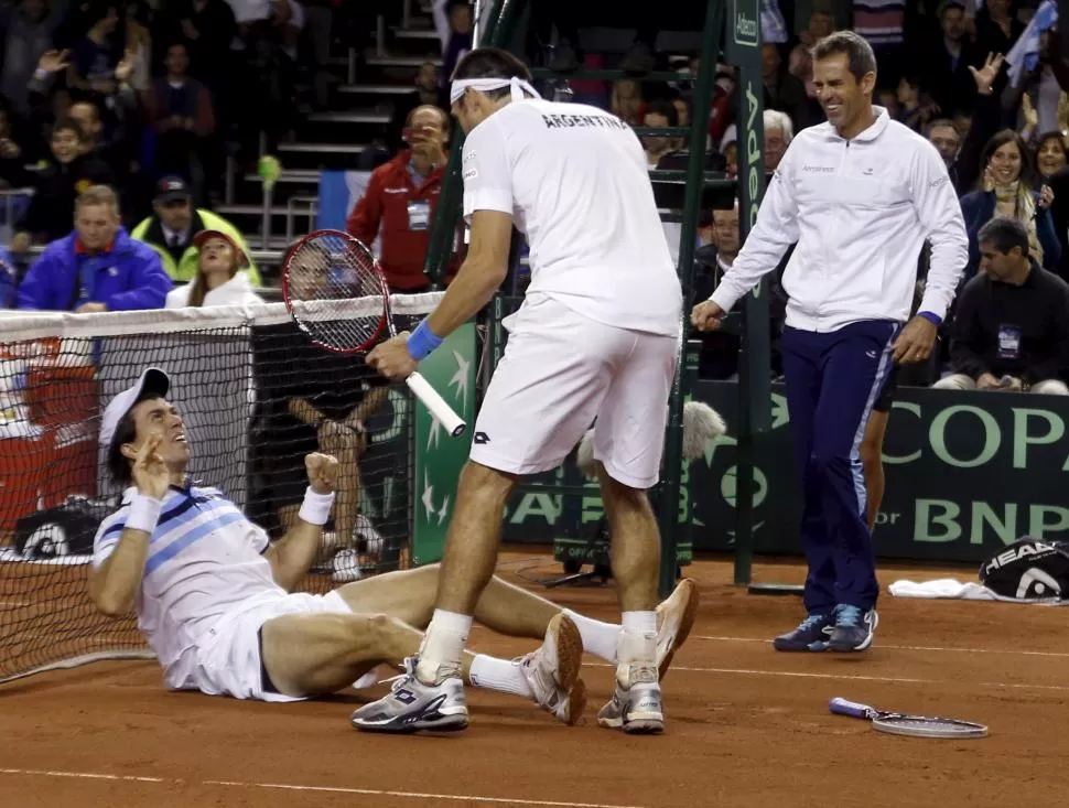 FINAL SÚPER FELIZ. “Charly” Berlocq en el piso; “Leo” Mayer a punto de abrazarlo; el capitán Orsanic va a su encuentro.  reuters