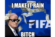 Lluvia de memes por los dólores que le arrojaron a Blatter