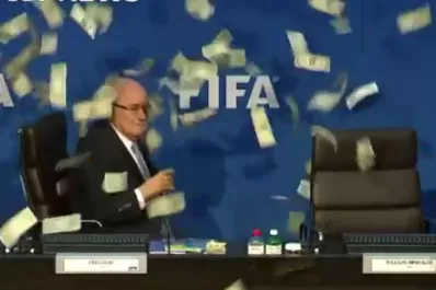Una lluvia de dólares cayó sobre Blatter durante su conferencia