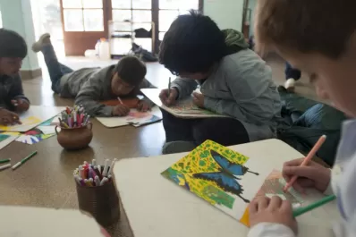 Entre los cerros funciona una escuela en la que no hay pruebas ni pupitres y se estudia en pantuflas