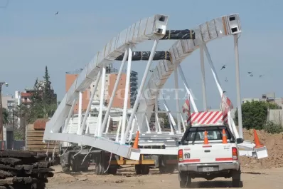 Todo listo para comenzar a ensamblar el puente peatonal de la calle Mendoza y Marco Avellaneda
