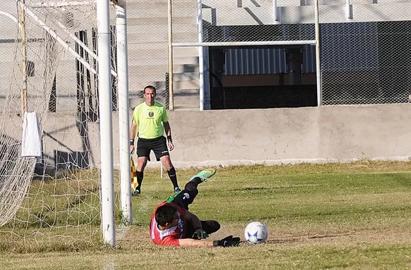 CLAVE. El golero Fernández se luce atajándole un penal a Lucas Ceballos. foto diario el independiente de la rioja