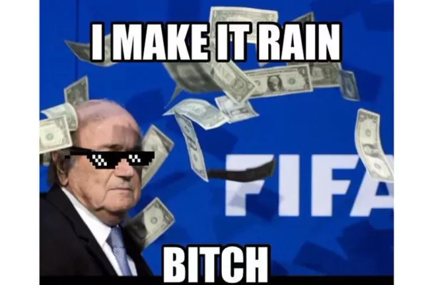 Lluvia de memes por los dólores que le arrojaron a Blatter