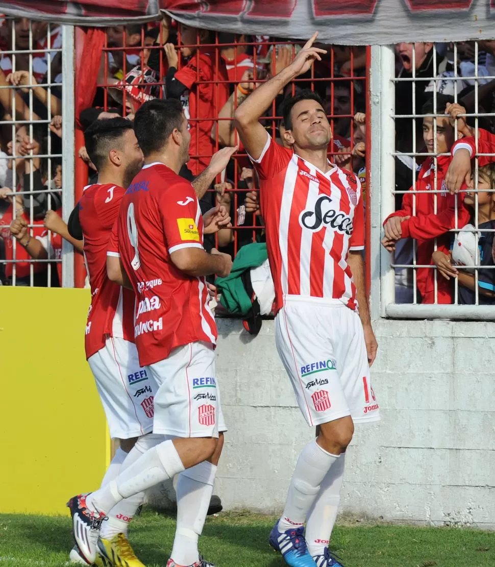 FESTEJO. Braian Uribe (9) y Carlos Ponce van a buscar a Diego Bucci para celebrar el gol de penal que marcó. la gaceta / foto de héctor peralta