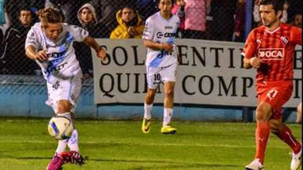 NO PUDO SER.  Brandán intentó imitar a Calleri. (FOTO PRENSA TEMPERLEY)