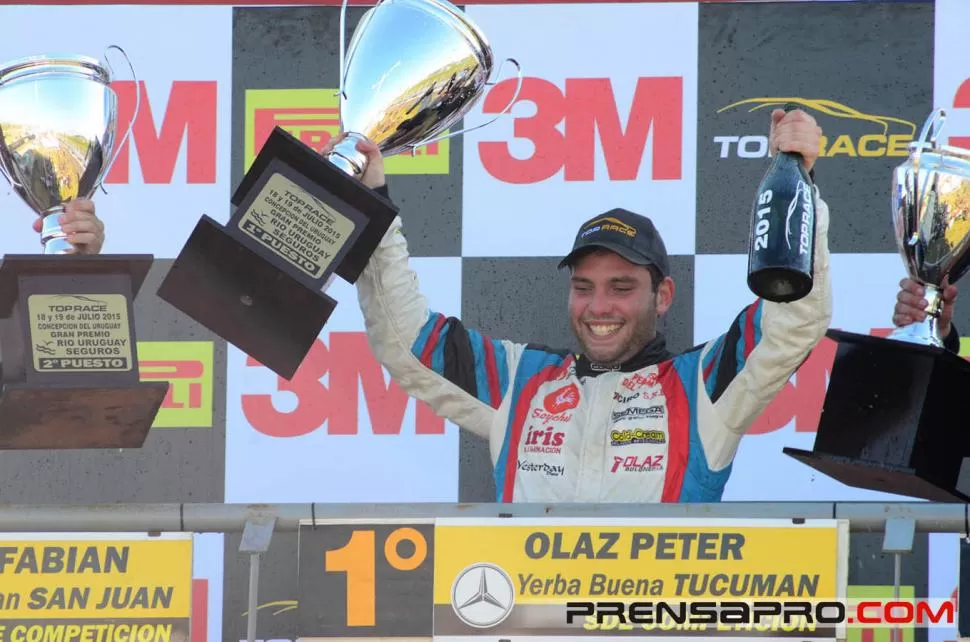 ESTO ES TODO MÍO. Peter Olaz muestra el muy bonito trofeo que se adjudicó por haber ganado la segunda final. El tucumano imprimió un total dominio en la prueba. prensapro