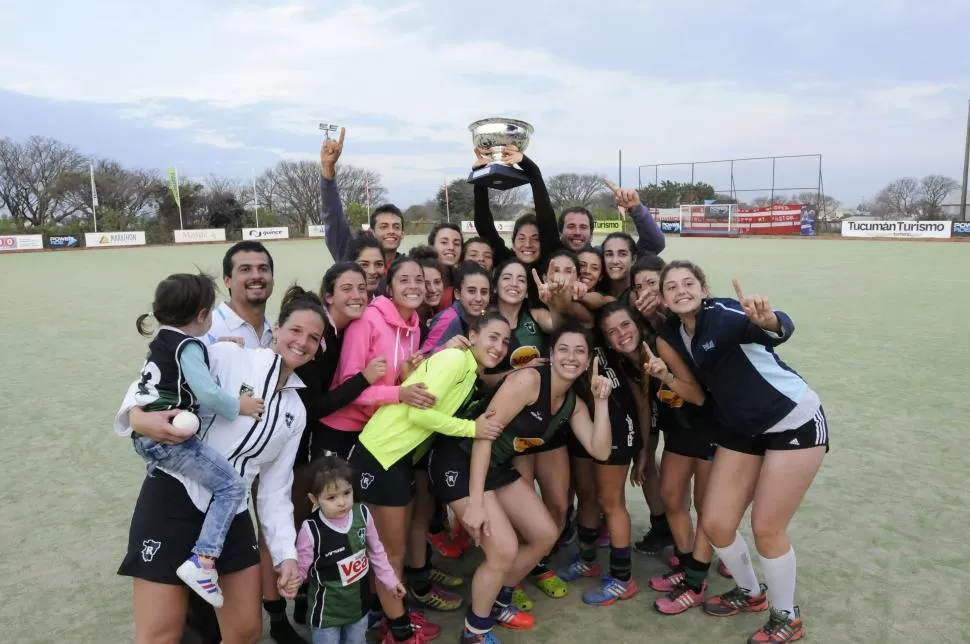 ¡DALE CAMPEÓN, DALE CAMPEÓN! Las jugadoras “verdinegras” festejan con la copa en alto la consagración de forma invicta. la gaceta / foto de florencia zurita