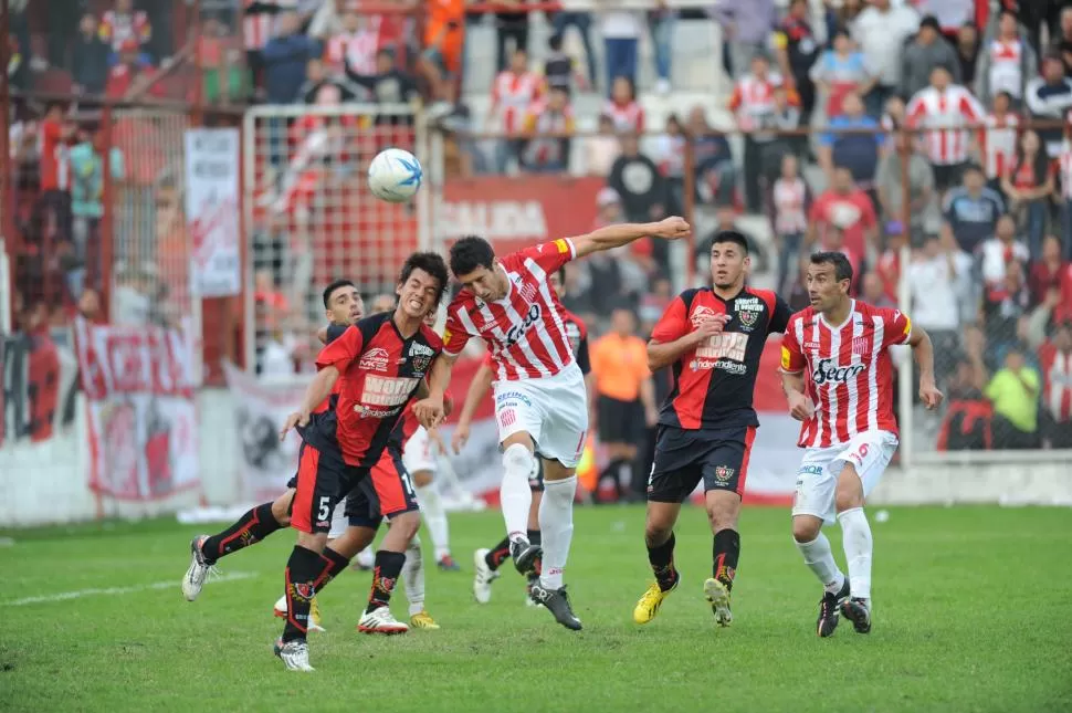 UN PUNTAL. Iván Agudiak -en la foto cabecea el balón- es el goleador del equipo y uno de los más regulares de San Martín en el torneo. En La Ciudadela, todos esperan que extienda su racha en la fase final. la gaceta / foto de héctor peralta