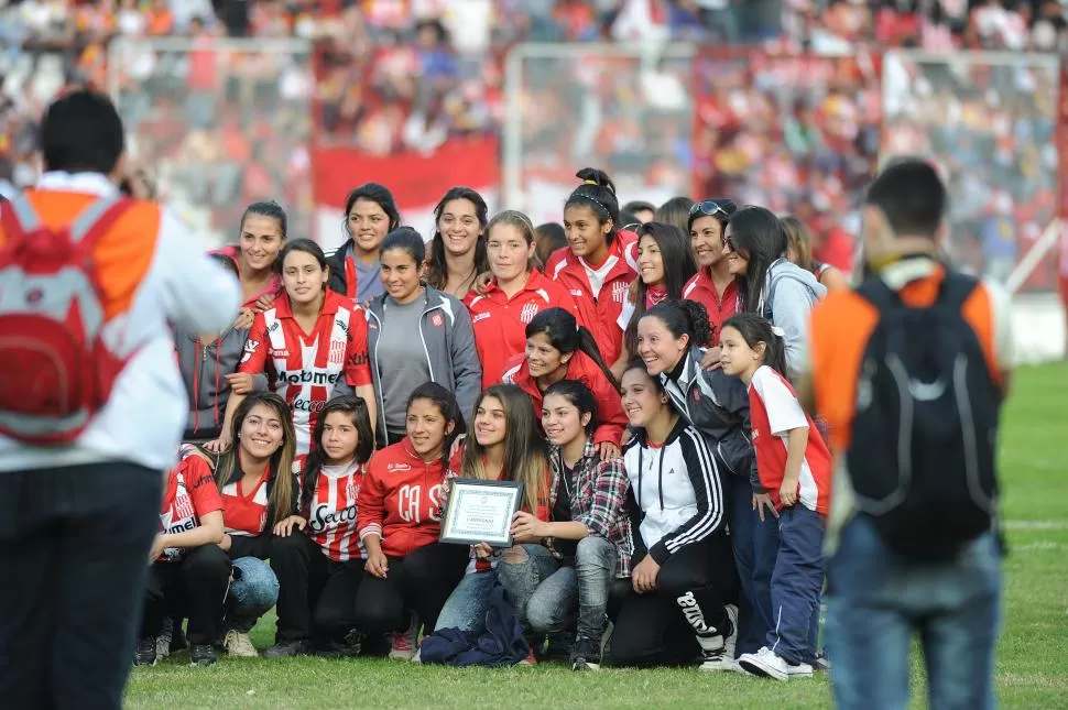 UN JUSTO RECONOCIMIENTO. Las integrantes del plantel de fútbol femenino recibieron ayer un homenaje. La Ciudadela las aplaudió a rabiar por los títulos ganados. la gaceta / foto de héctor peralta