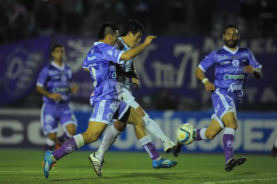 EL ARCO, ENTRE CEJA Y CEJA. Rodríguez, que intenta un remate al arco ante la marca de Celaya, fue creciendo en nivel cuando el partido entró en su ocaso, justo cuando el “decano” logró la ventaja. foto Matías Napoli Escalero (especial para la gaceta)  